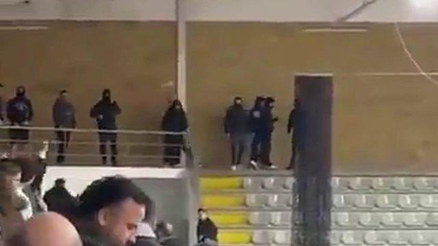 VÍDEO: ‘casuals’ do FC Porto interrompem jogo com V. Guimarães 