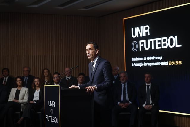 Imagem de Pedro Proença a dicursar na manhã de segunda-feira, 3 de fevereiro, durante a apresentação da sua candidatura à presidência da Federação Portuguesa de Futebol. «Unir a comunidade do futebol» é o que se lê em pano de fundo