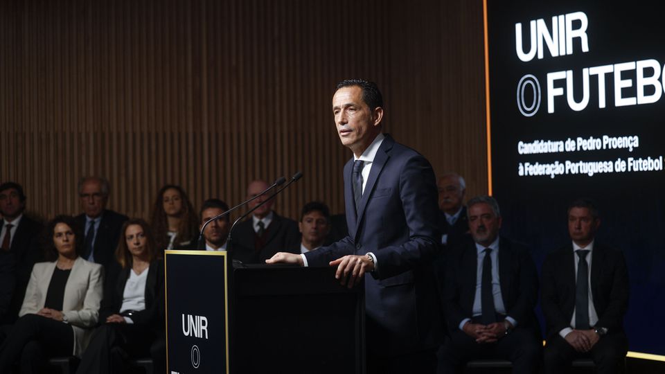 Imagem de Pedro Proença a dicursar na manhã de segunda-feira, 3 de fevereiro, durante a apresentação da sua candidatura à presidência da Federação Portuguesa de Futebol. «Unir a comunidade do futebol» é o que se lê em pano de fundo