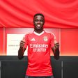 Bruma a sorrir e com a camisola do Benfica na apresentação pelo Benfica