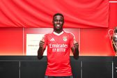 Bruma a sorrir e com a camisola do Benfica na apresentação pelo Benfica