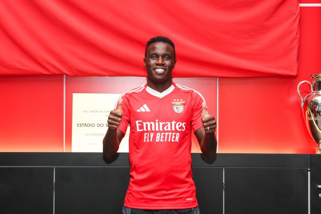 Bruma a sorrir e com a camisola do Benfica na apresentação pelo Benfica