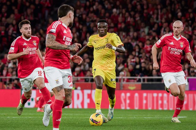 Bruma rodeado de jogadores do Benfica, na Luz