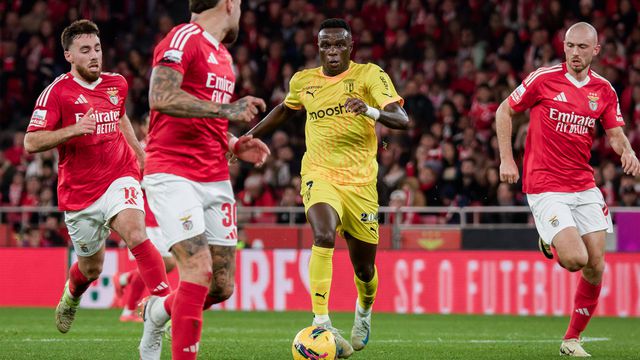 Bruma rodeado de jogadores do Benfica, na Luz