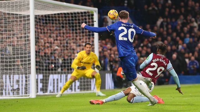 Palmer a chutar para a baliza do West Ham