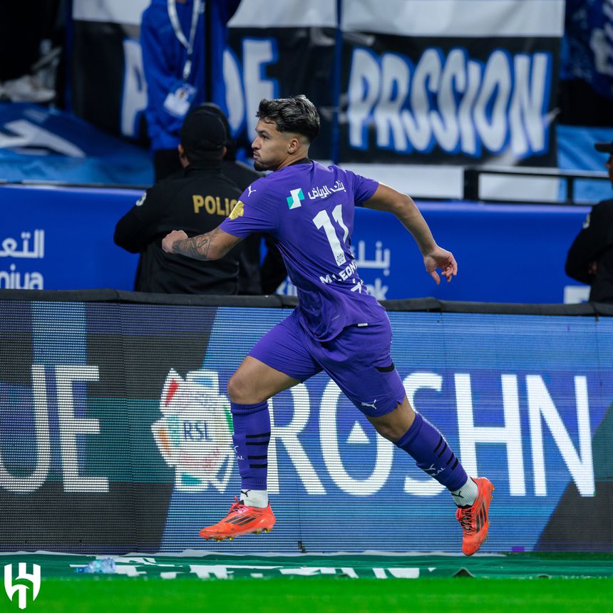 Marcos Leonardo, avançado brasileiro de 21 anos do Al Hilal, equipa orientada por Jorge Jesus que nesta terça-feira joga para a Champions da Ásia, celebra, com um vistoso salto, um golo por ele marcado