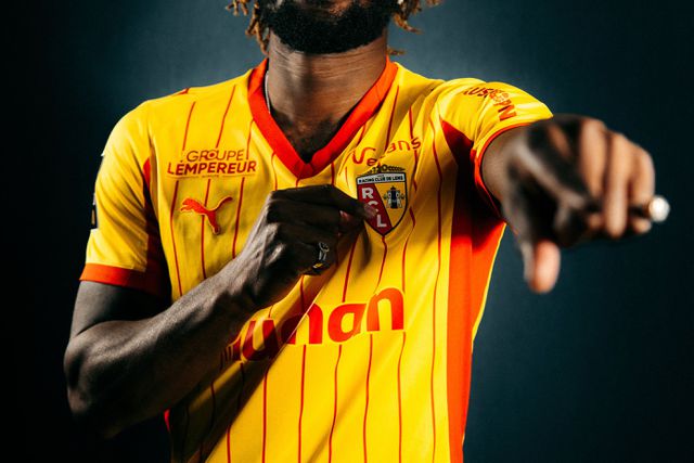 Extremo francês saiu do México depois de um caso de racismo contra os filhos - Fotos: RC Lens