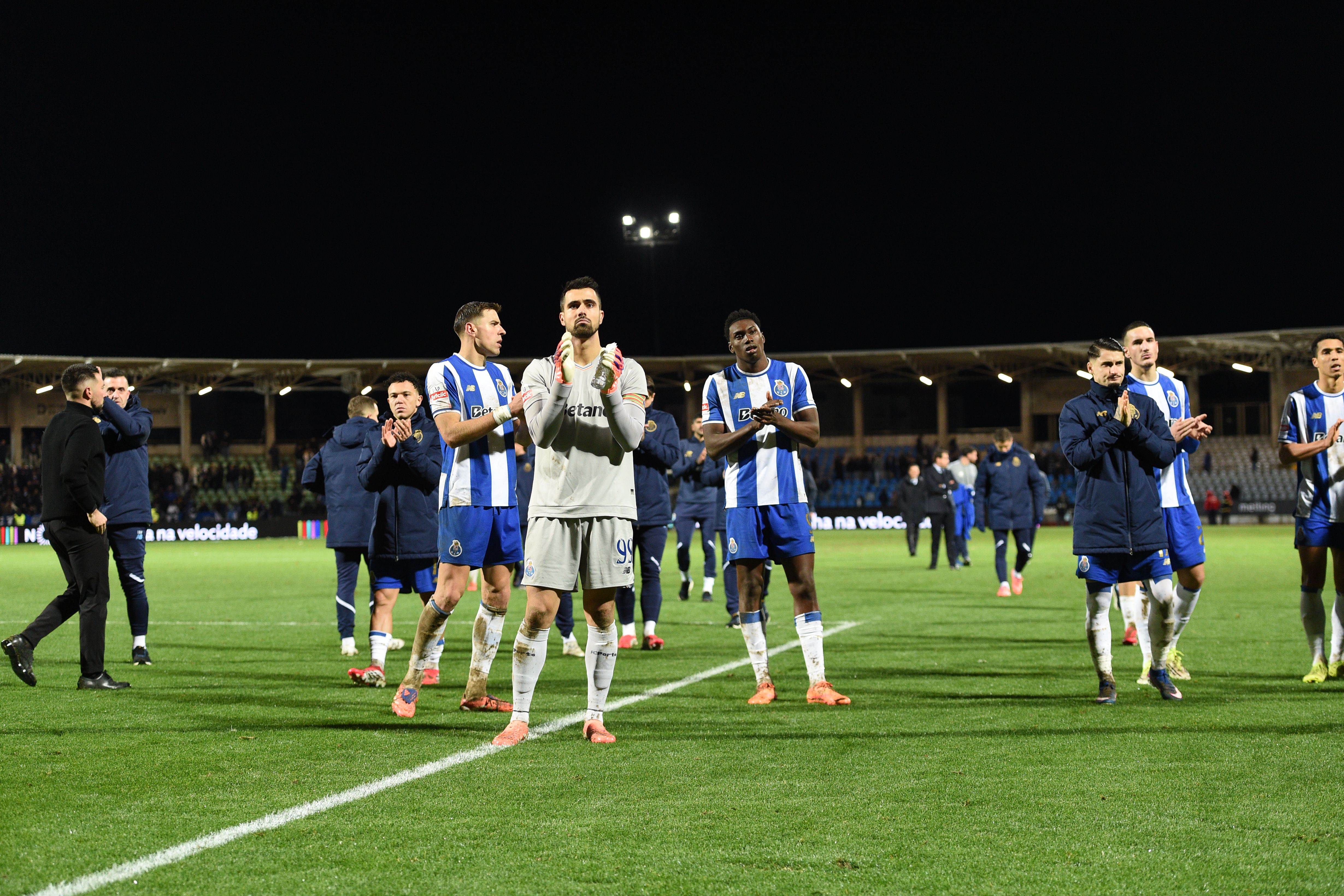 Apoio dos adeptos do FC Porto à equipa em Rio Maior foi para lá dos 90 minutos, apesar da derrota - Foto: Sérgio Miguel Santos