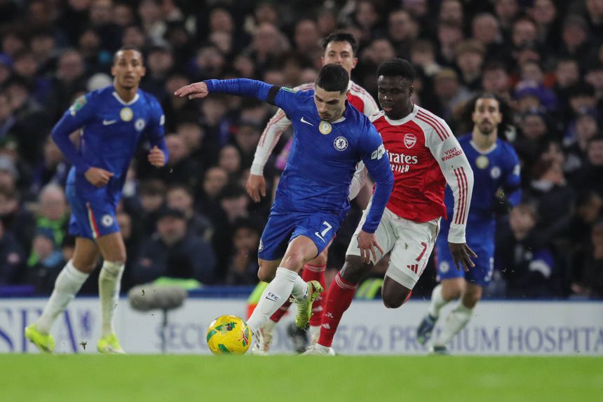 Pedro Neto em ação frente ao Arsenal