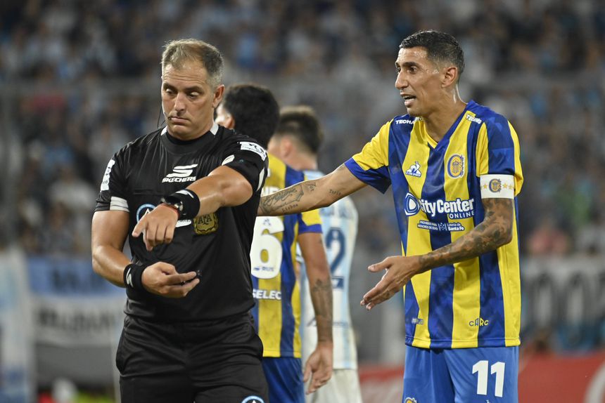 Di María, jogador do Rosario Central, a falar com o árbitro