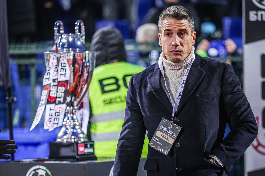 Julio Velázquez, treinador do Levski Sofia, ao lado da Supertaça da Bulgária