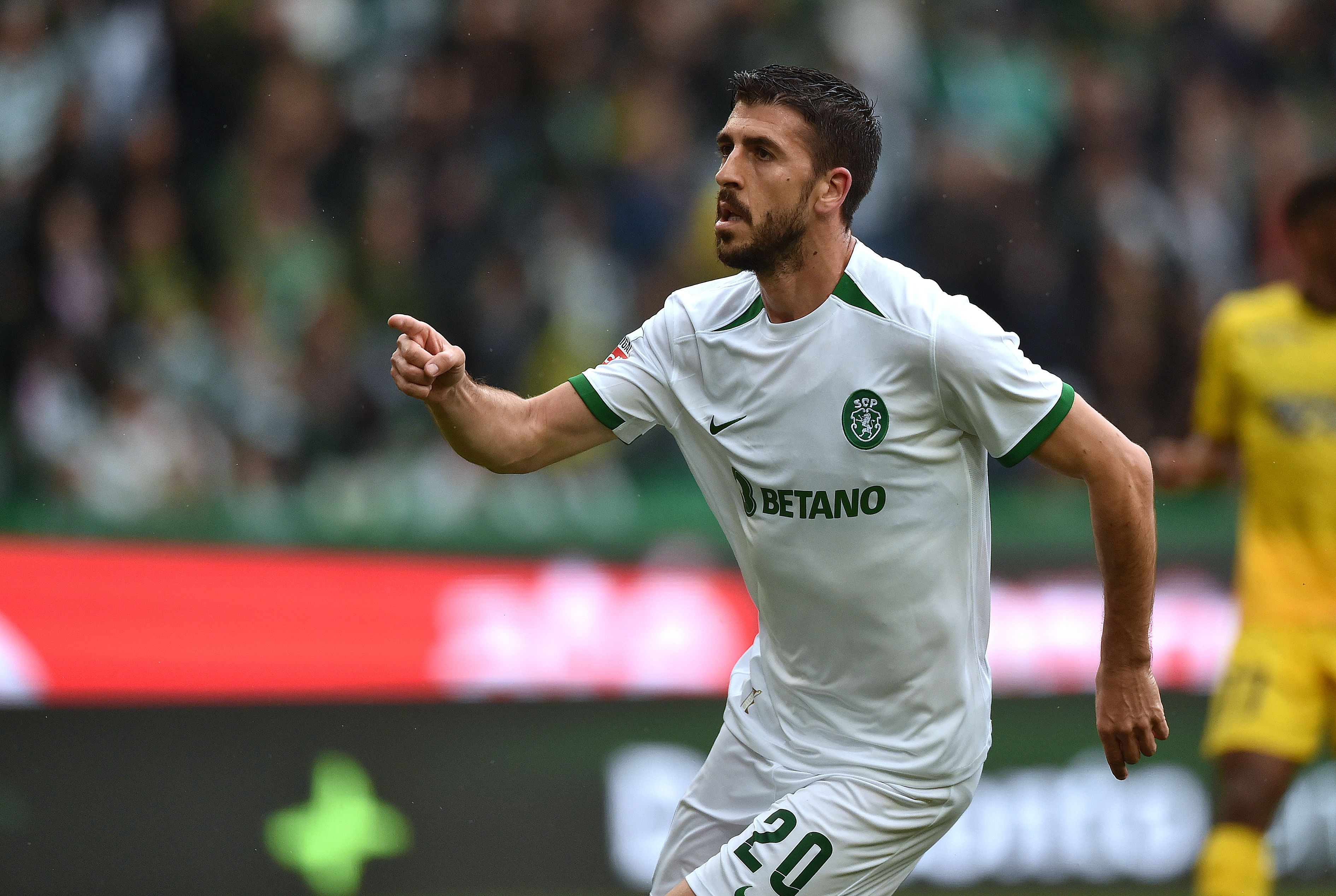 Na altura, foi o reforço mais caro da história do Sporting. Paulinho trocou o SC Braga pelos leões em janeiro de 2021 e, até à sua saída, em 2024, tocou o coração dos adeptos leoninos, que iam à loucura sempre que ele 'mostrava os dentes'. Foto: A BOLA