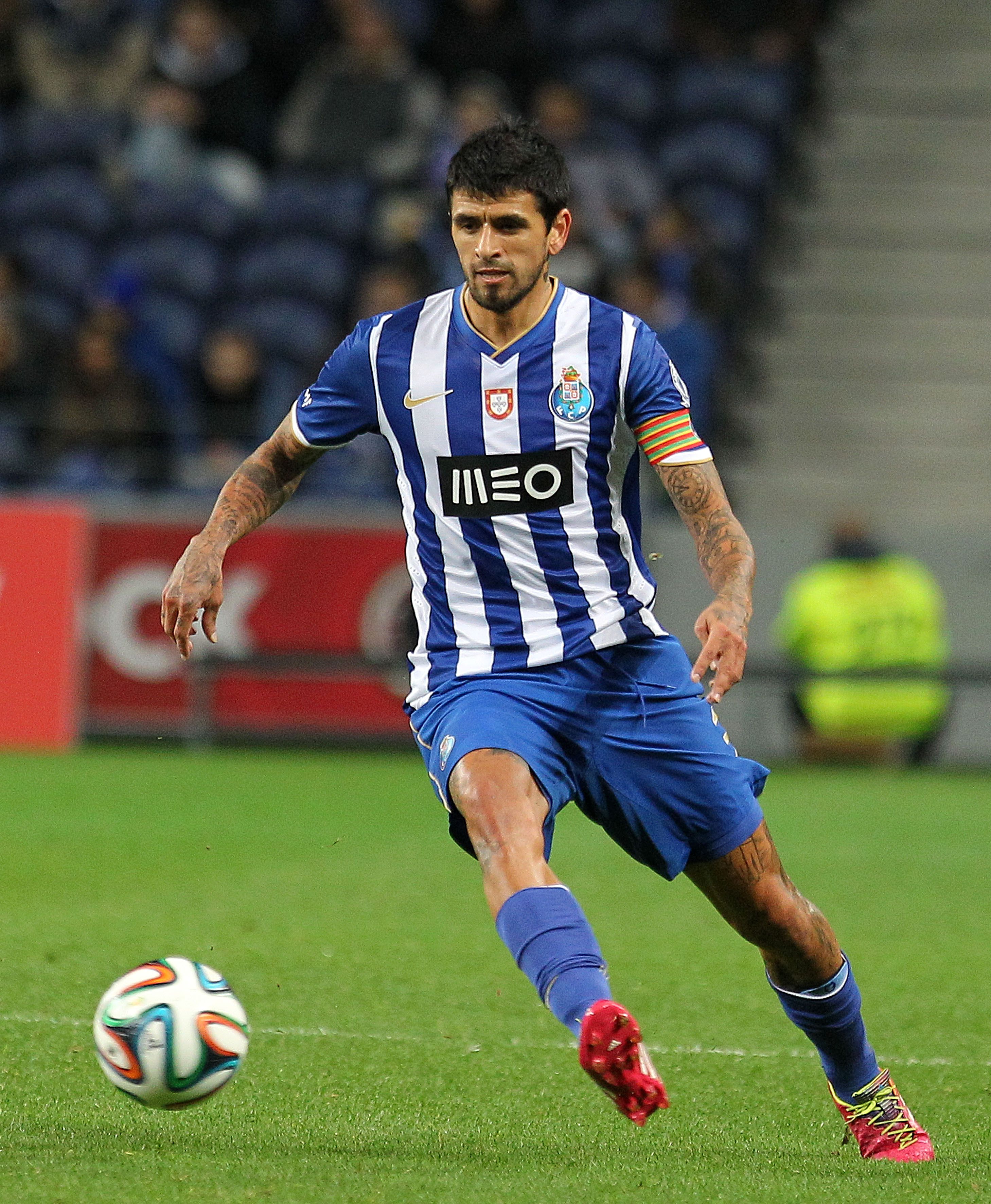 O bom filho à casa torna. Foi isso que fez Lucho González em janeiro de 2012, após uma passagem por Marselha. Um regresso emblemático para os lados do Dragão. Foto: A BOLA