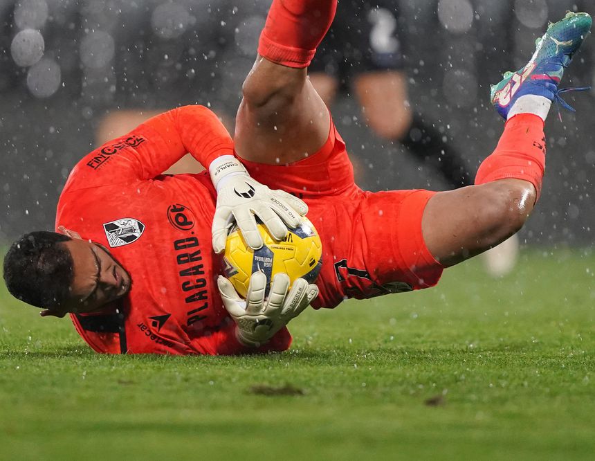 Charles foi titular no campeonato, cinco meses depois - Foto: Hugo Delgado/LUSA