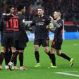 Jogadores do Bayer Leverkusen a celebrarem um de três golos ao St. Pauli