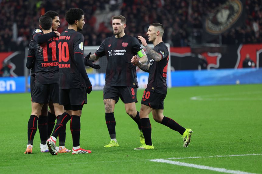 Jogadores do Bayer Leverkusen a celebrarem um de três golos ao St. Pauli
