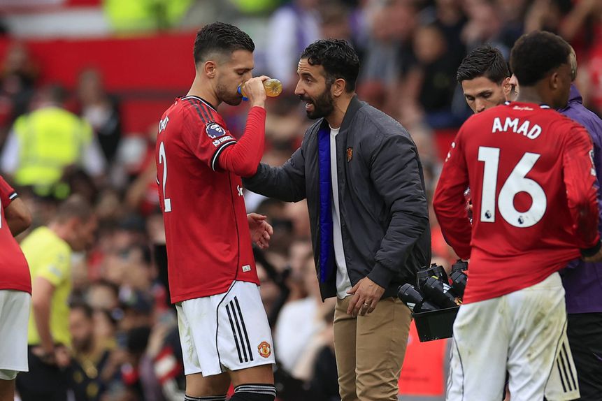 Ruben Amorim a dar indicações a Diogo Dalot no Manchester United