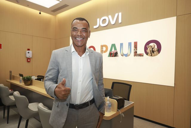 Bicampeão mundial de futebol vai mostrar o que vale num 'court' de basquetebol       Fotografia Imago