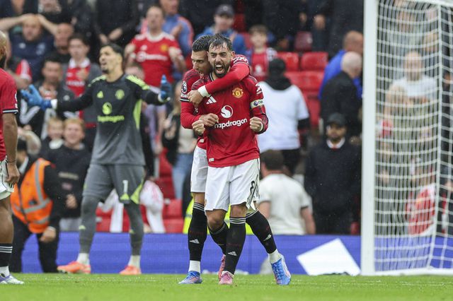 Diogo Dalot a abraçar Bruno Fernandes no Manchester United