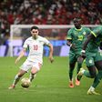 Brahim Díaz contra Sadio Mané na final da CAN 2025