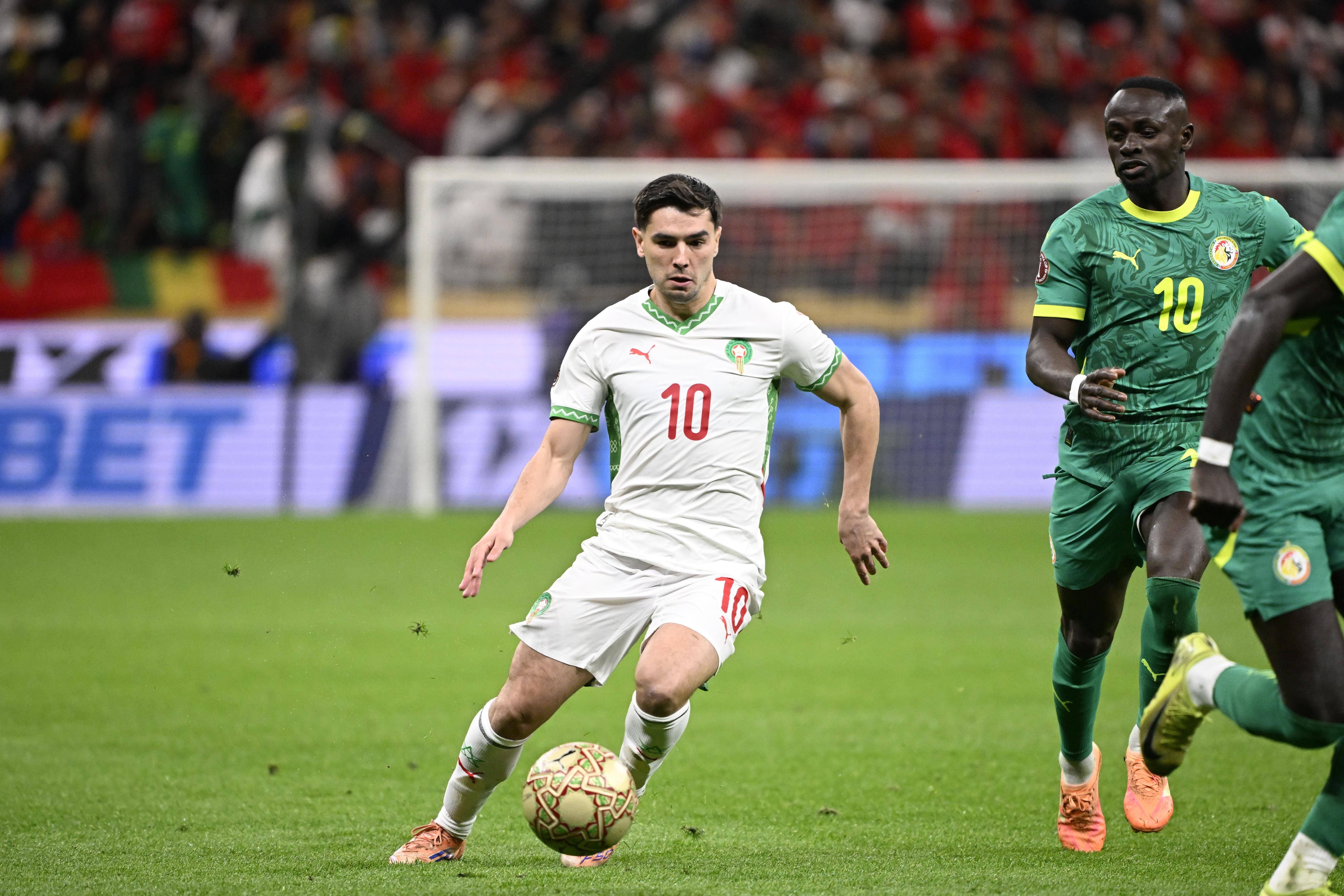 Brahim Díaz contra Sadio Mané na final da CAN 2025