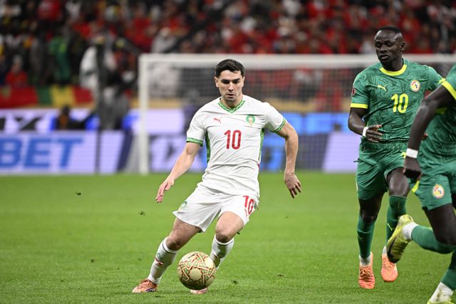 Brahim Díaz contra Sadio Mané na final da CAN 2025
