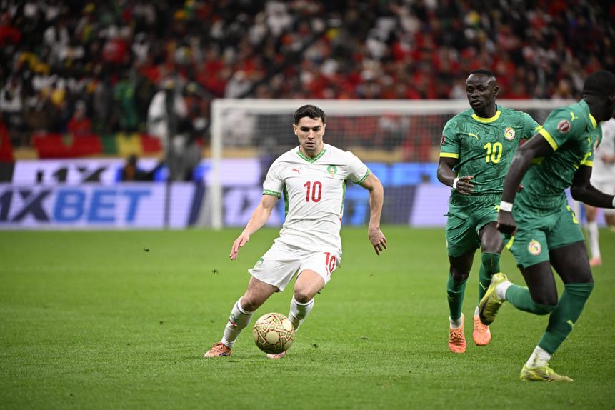 Brahim Díaz contra Sadio Mané na final da CAN 2025