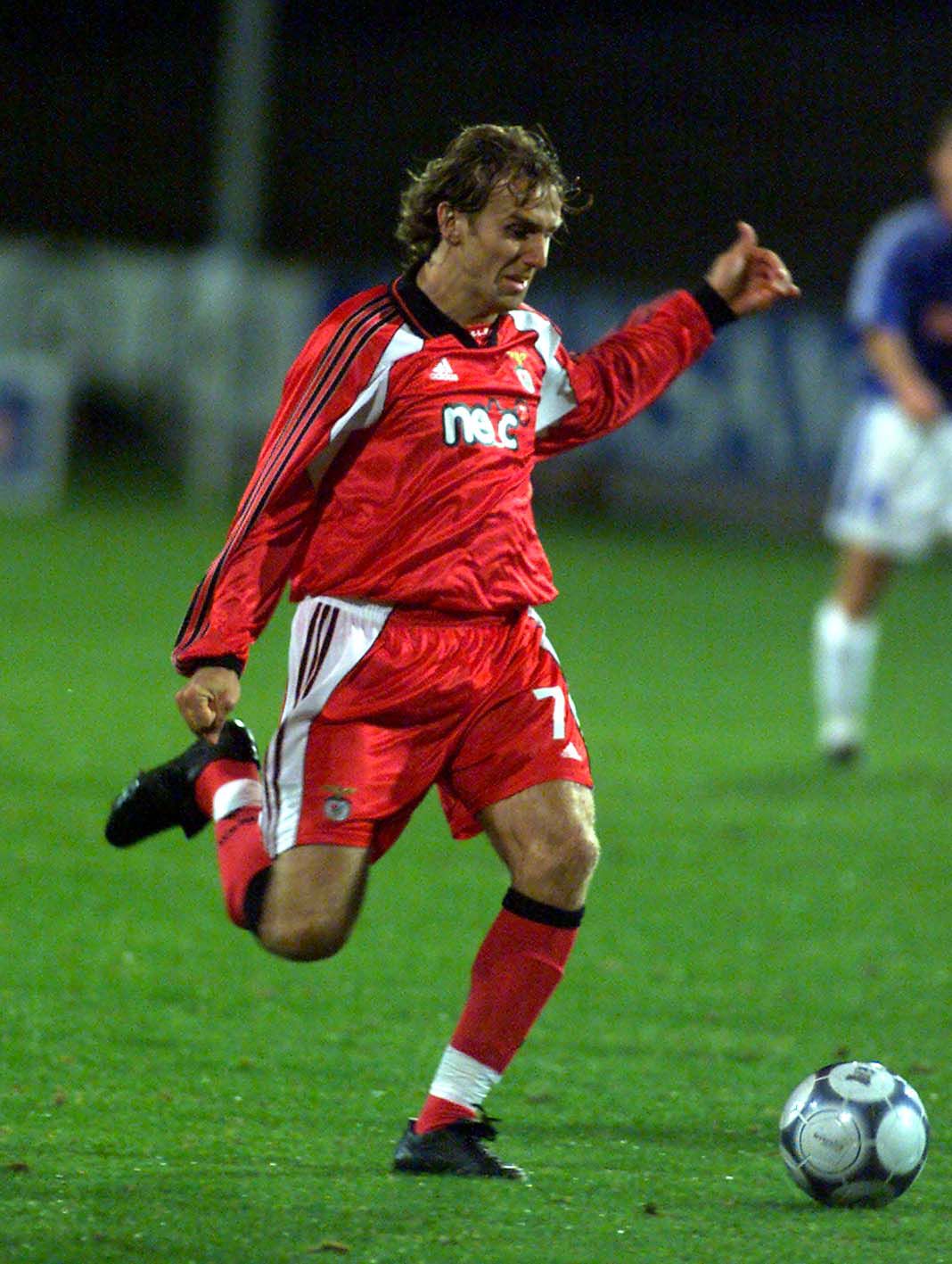 Carrasco de Portugal no Euro 96, Poborsky aterrou na Luz em janeiro de 1998, vindo do Manchester United. De águia ao peito, mostrou o seu talento em três temporadas. Foto: A BOLA