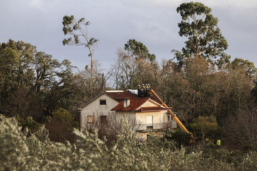 Trabalhos de recuperação de um telhado de uma habitação depois da passagem da depressão Kristin. Foto: ESTELA SILVA/LUSA