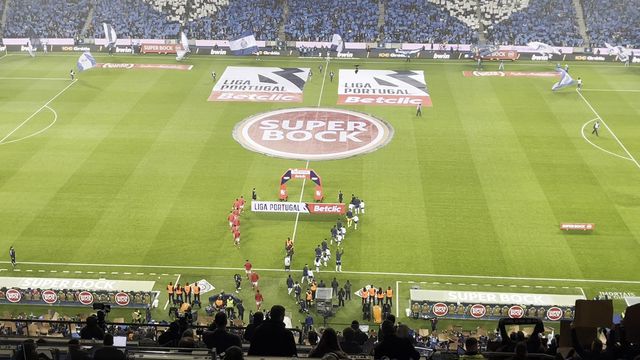 Entrada das equipas para o clássico