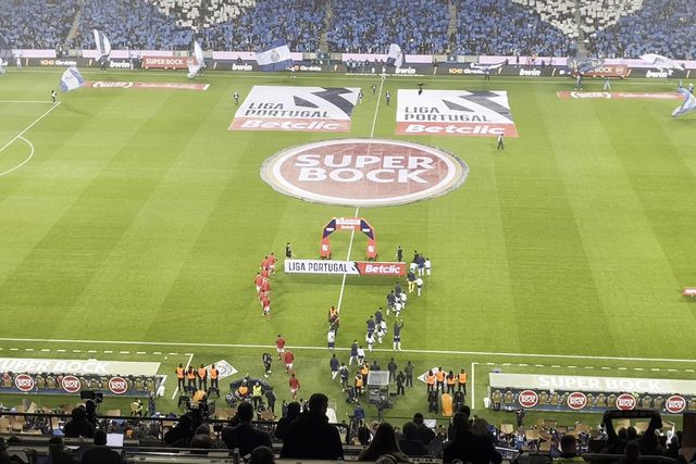 Entrada das equipas para o clássico