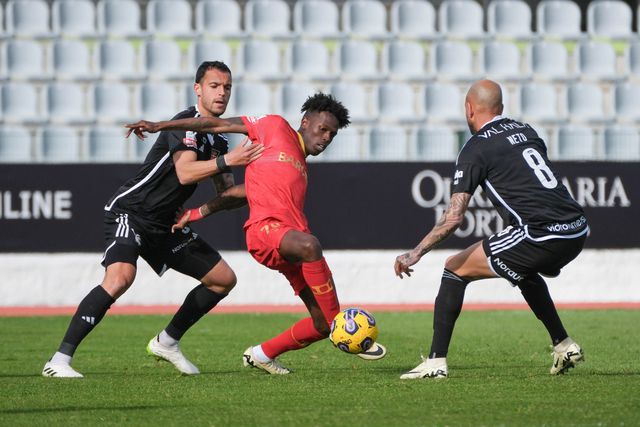 Andrew 'resgata' um ponto para os galos no duelo com os gansos