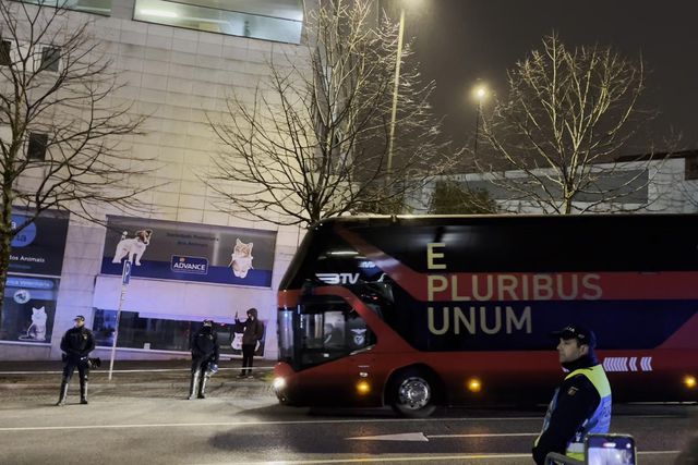 Autocarro do Benfica também já chegou ao estádio