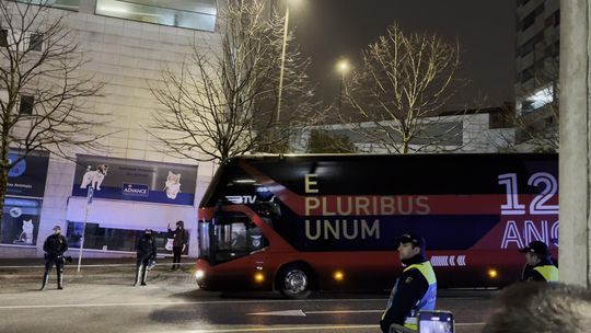 Autocarro do Benfica também já chegou ao estádio