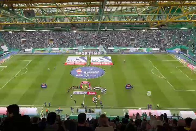 Entrada dos leões de Alvalade e de Faro em campo
