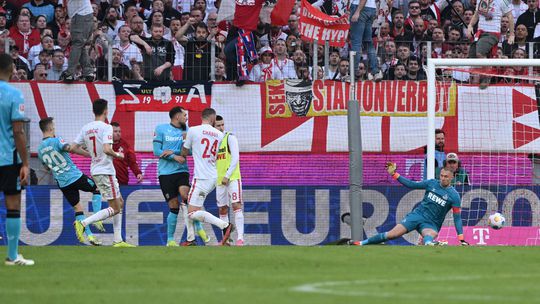 Vídeo: Grimaldo volta a marcar pelo Leverkusen