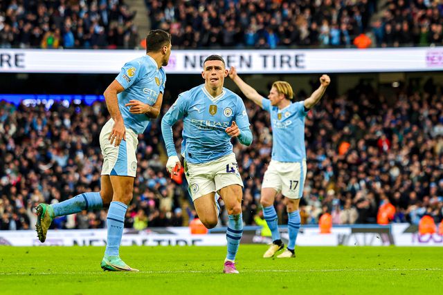 Manchester City dá lição de futebol ao Manchester United