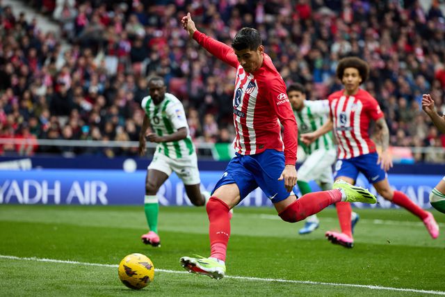 Rui Silva defende penálti, William Carvalho faz grande golo... mas Betis perde com o Atlético