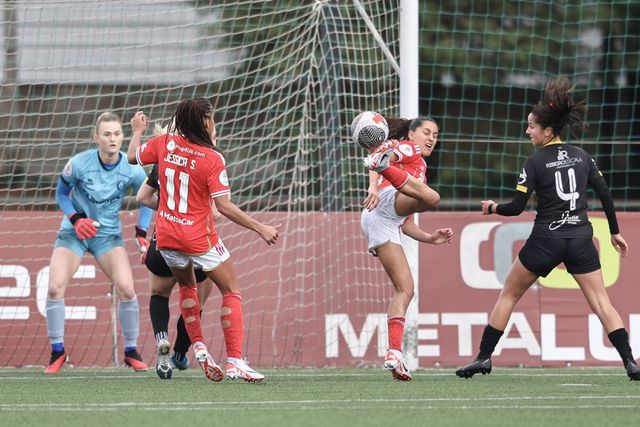 Benfica goleia Albergaria no regresso triunfal de Kika