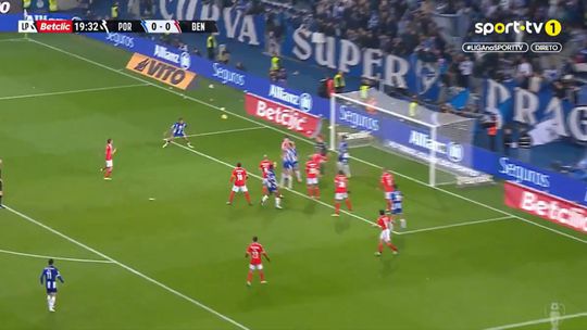 Vídeo: Galeno adianta FC Porto frente ao Benfica