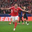 Pavlidis, ponta de lança do Benfica, a festejar de braços abertos um golo que marcou ao Barcelona