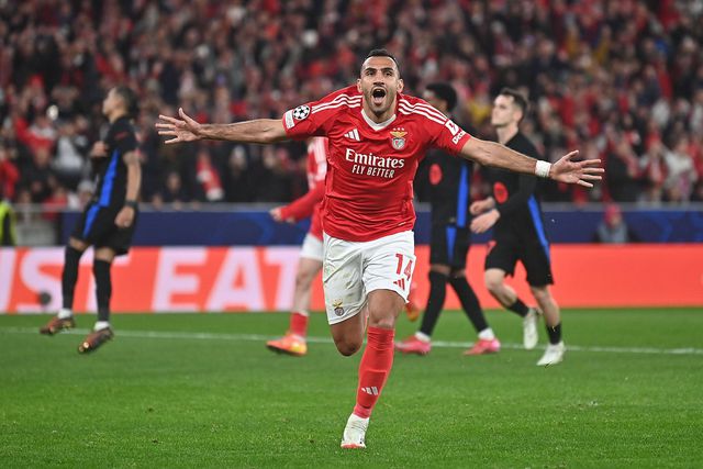 Pavlidis, ponta de lança do Benfica, a festejar de braços abertos um golo que marcou ao Barcelona