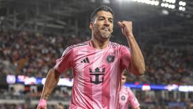 Sem Messi, Suárez puxa dos galões, marca e oferece bis a ex-Casa Pia