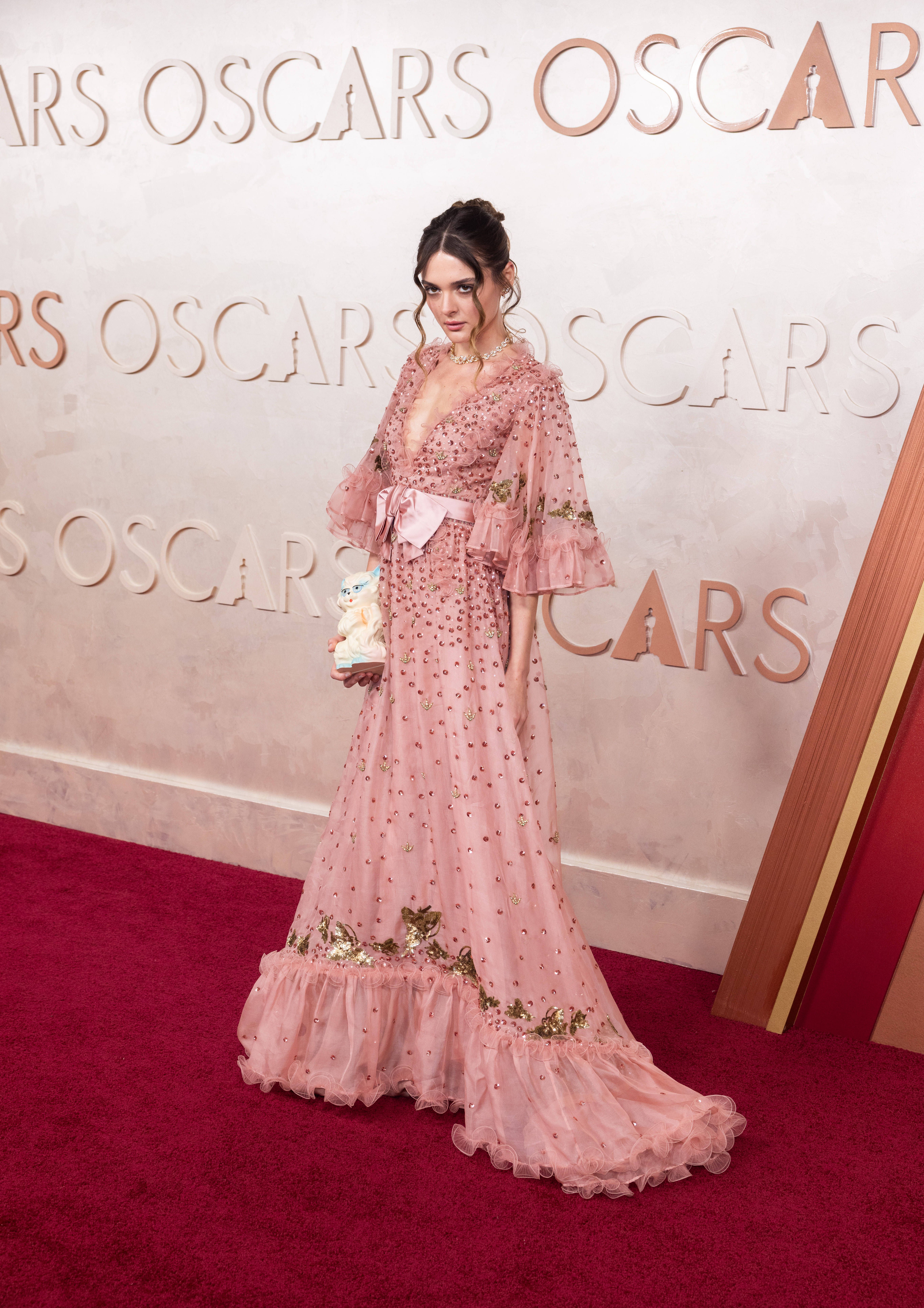 Charlotte Lawrence na cerimónia dos Óscares 2025