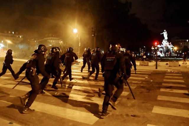 Helicópteros e comboios suspensos: 400 adeptos rivais causam o caos na Alemanha