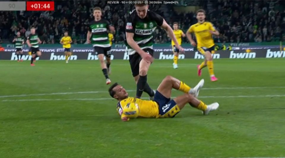 VÍDEO: Gyokeres bisa de penálti após expulsão de João Carvalho