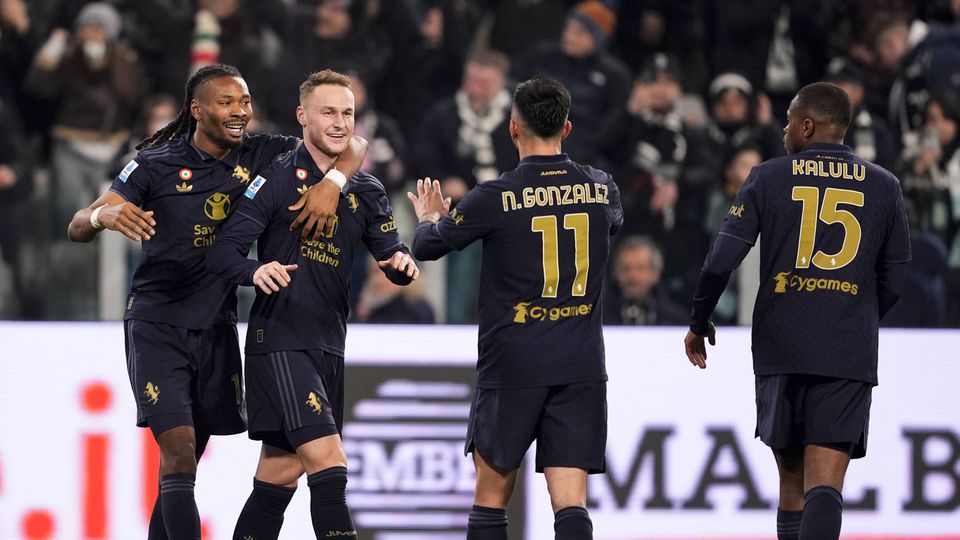 Jogadores da Juventus celebram golo marcado por Koopmeiners ao Verona
