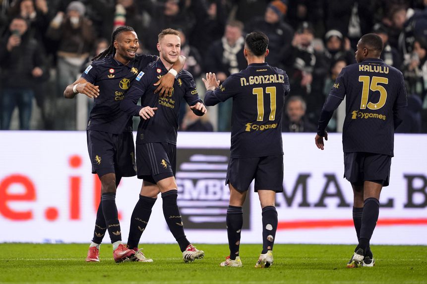 Jogadores da Juventus celebram golo marcado por Koopmeiners ao Verona