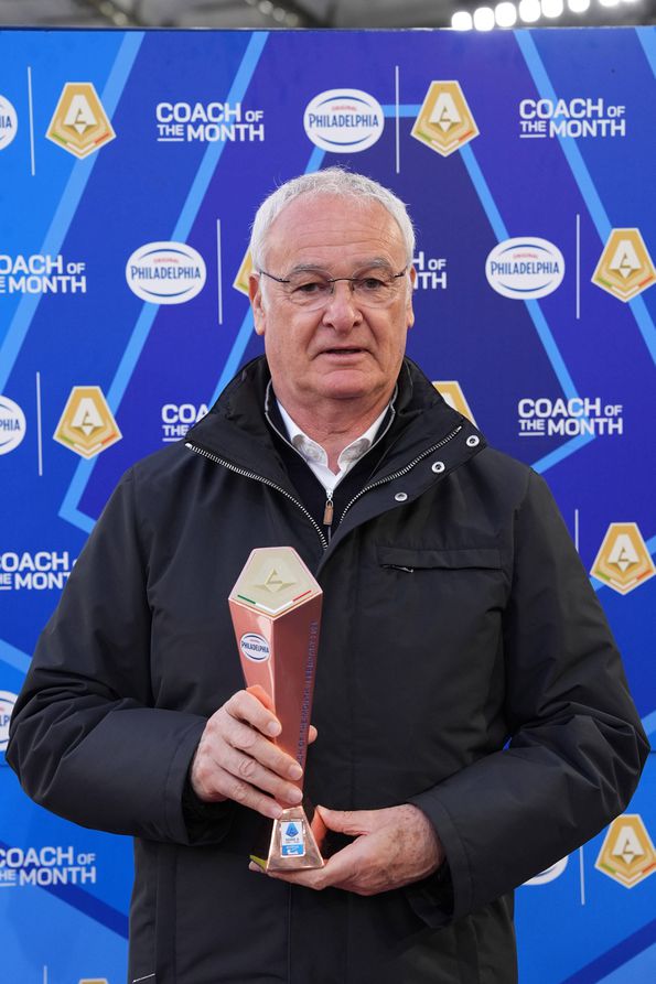 Claudio Ranieri segura o prémio de melhor treinador da Serie A em fevereiro de 2025