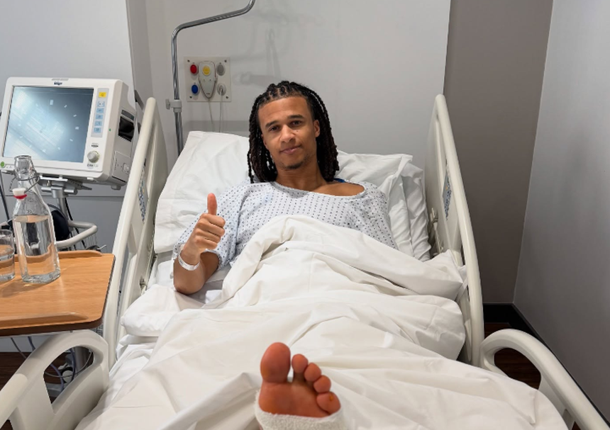 Nathan Aké foi operado